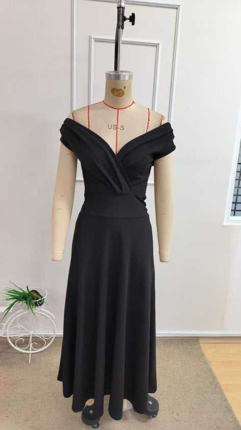 Women's Off-Shoulder V-Neck Long Crepe Dress in Black - Janes - by Peralane - photo 4