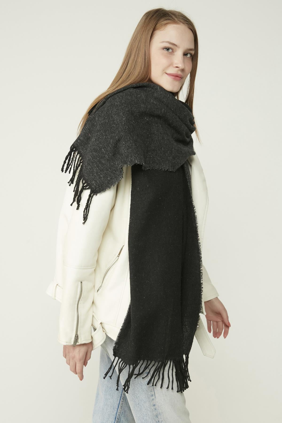 Long Thick Fringed Scarf in Dark Grey - Nesvay - by Peralane - photo 2