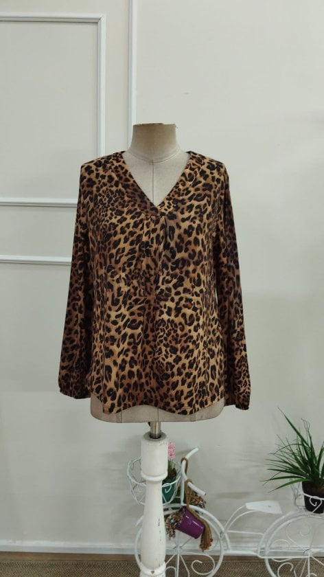 Women's Long-Sleeve V-Neck Leopard Print Blouse with Front Gathers - Janes - by Peralane - photo 5