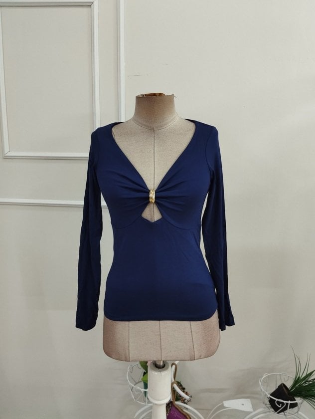 Women's Long-Sleeved V-Neck Blouse with Gold-Tone Ring Detail - Janes - by Peralane - photo 4