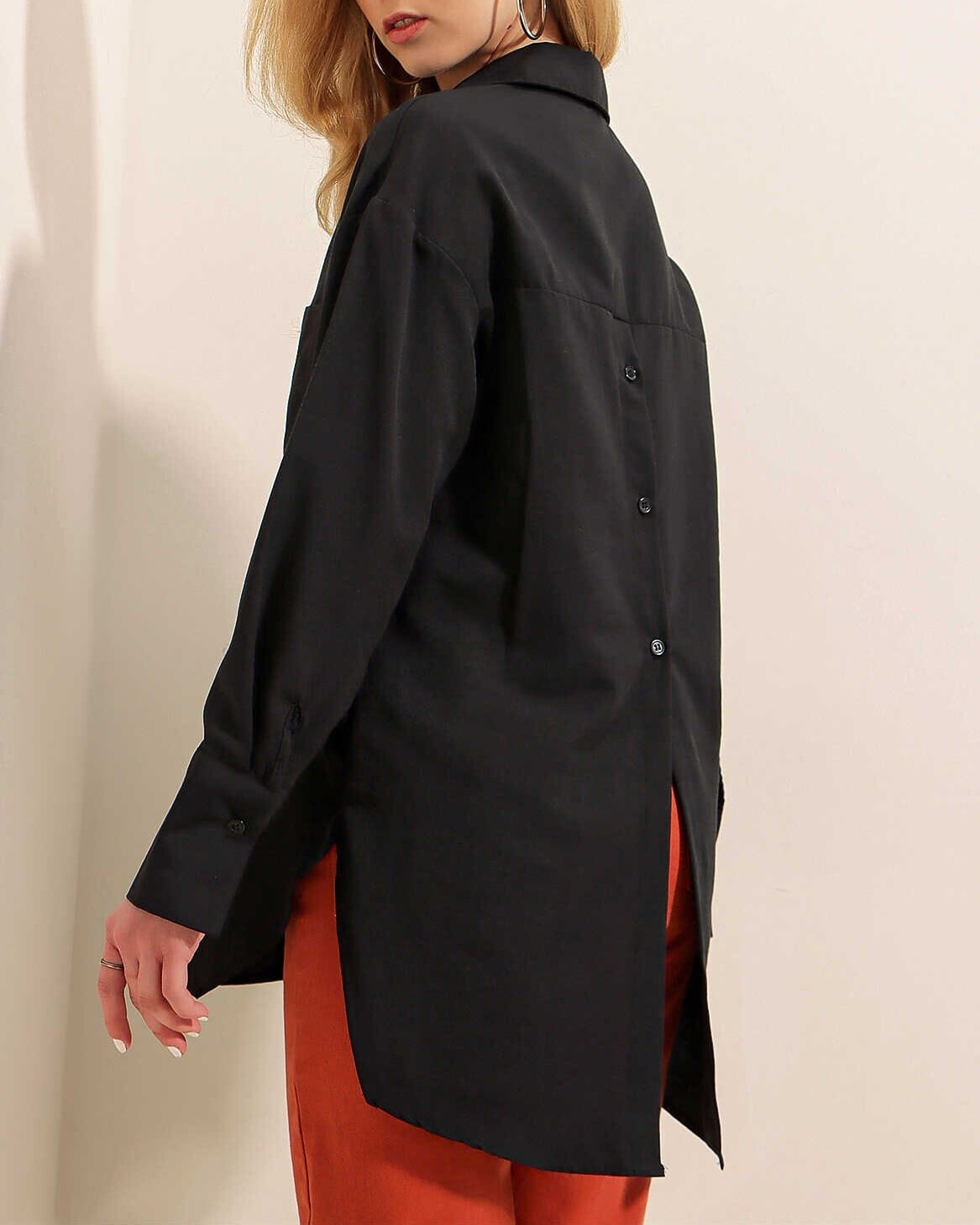 Black Long-Sleeve Boyfriend Shirt with Back Buttons and Chest Pocket - Bigdart - by Peralane - photo 3