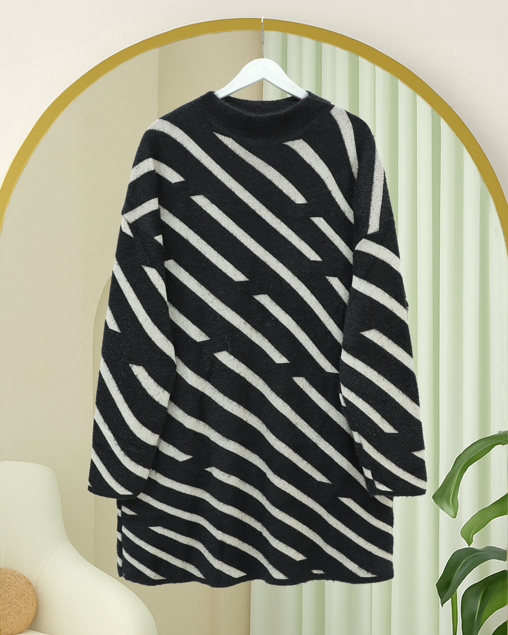 Side Stripe Fuzzy Relaxed Knit Sweater - Black - Podyumplus - by Peralane