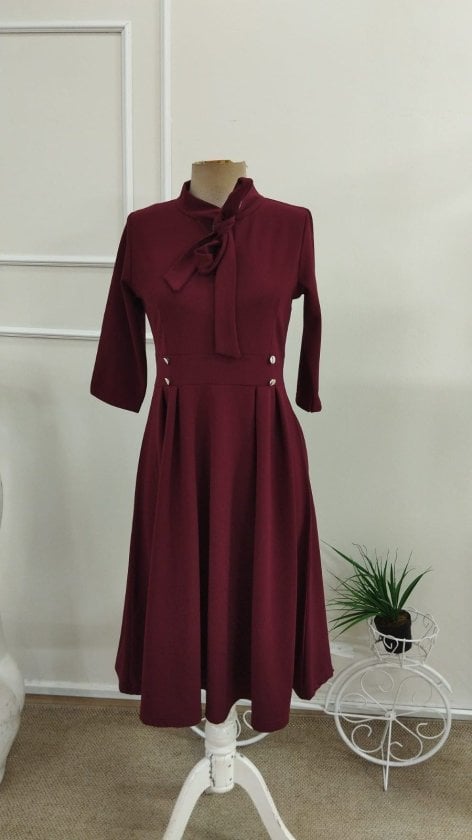 Women's Burgundy Crepe Dress with Bow Neckline and Pleated Skirt - Janes - by Peralane - photo 4