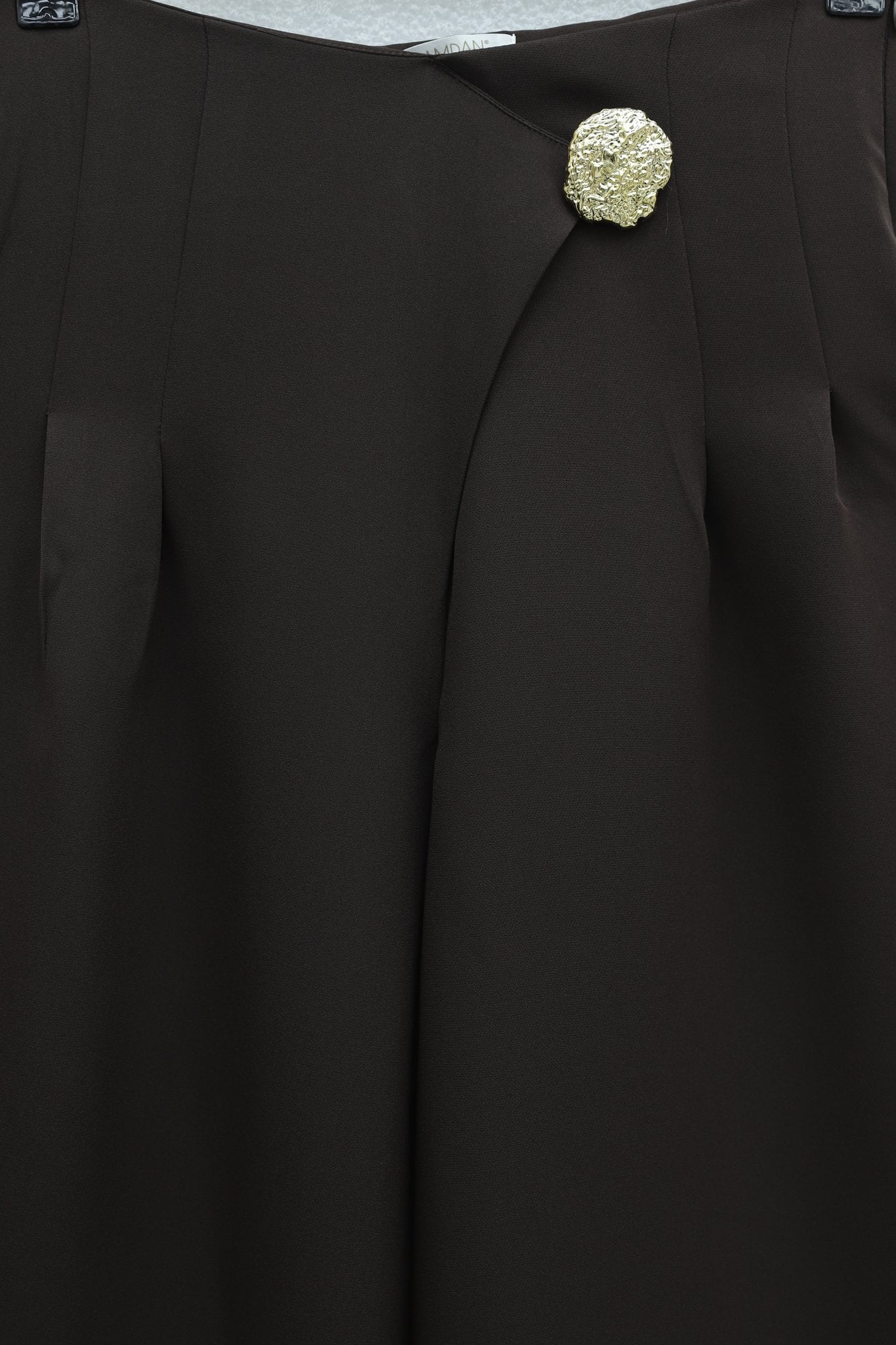 Side-Zip Brooch Pleated Wide-Leg Crepe Trousers - Dark Brown - Podyumplus - by Peralane - photo 5