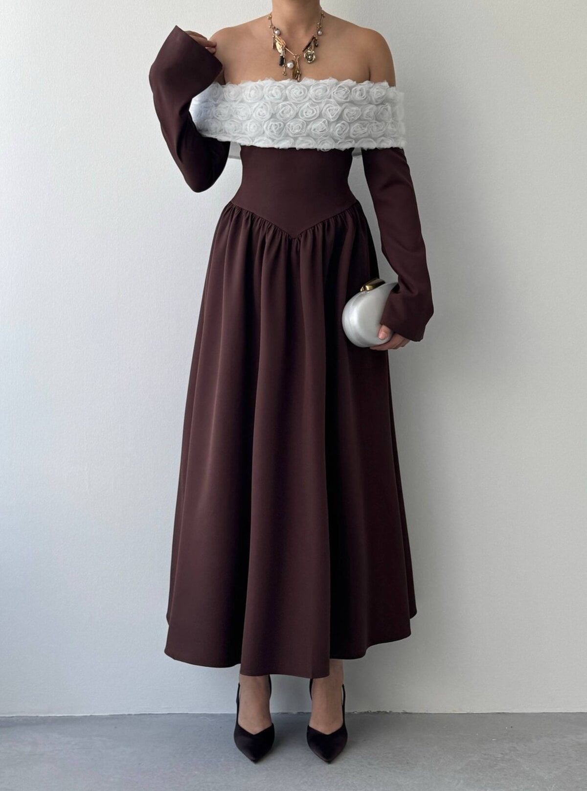 Off-Shoulder Long-Sleeve Dress in Dark Brown with Rose Pattern - Etika - by Peralane - photo 2