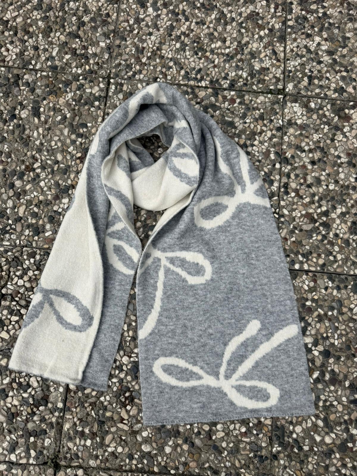 15340 Bow Pattern Grey Ecru Double-Sided Knit Wool Scarf 30x200 cm - Nesvay - by Peralane - photo 2