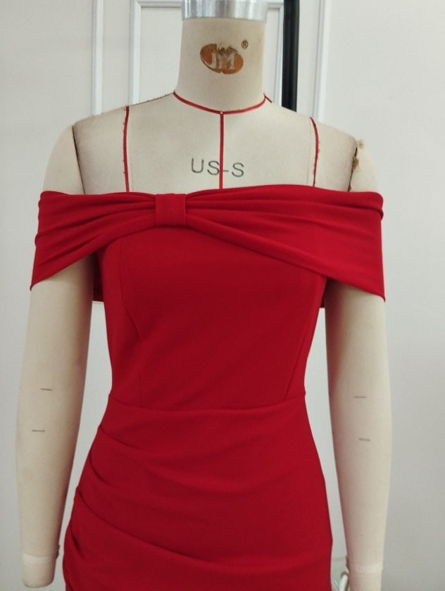 Red Off-Shoulder Maxi Dress with Knotted Neckline and Side Ruching - Janes - by Peralane - photo 7