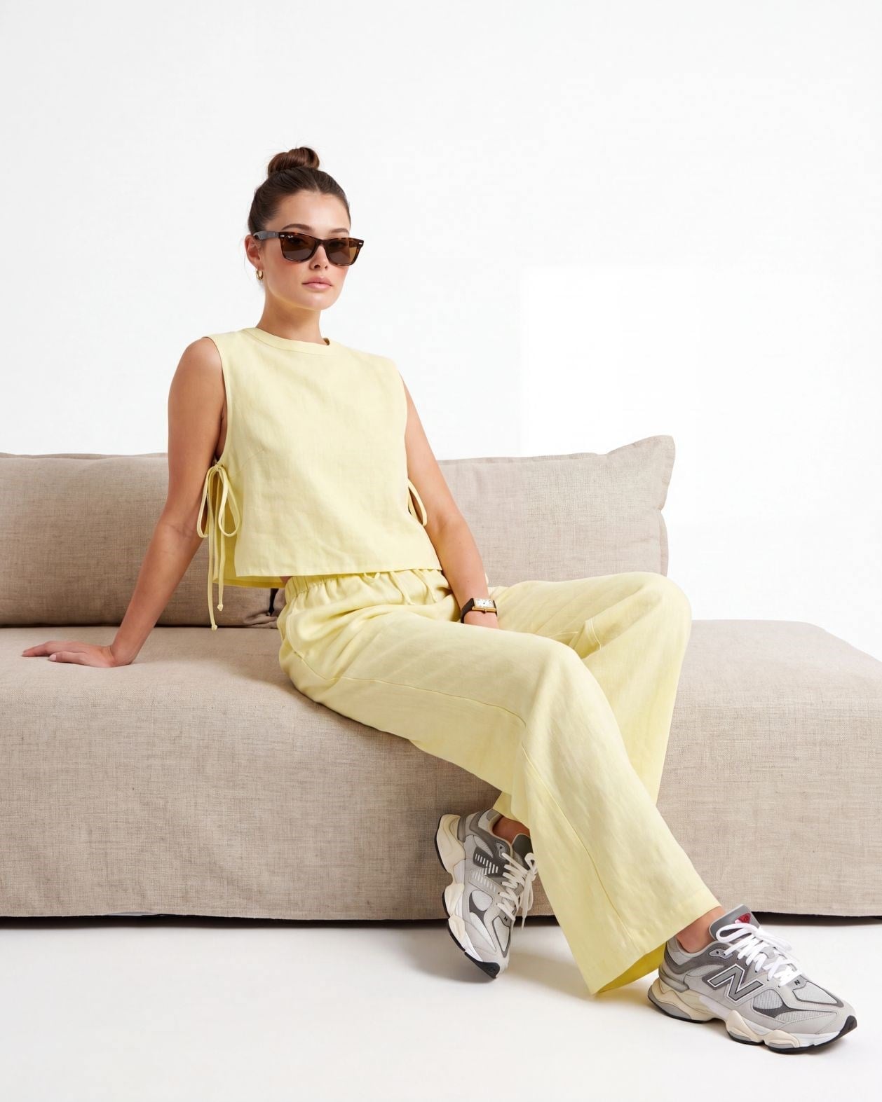 Sleeveless Crop Top and Wide-Leg Trousers Set in Pale Yellow Linen - Fame - by Peralane - photo 3