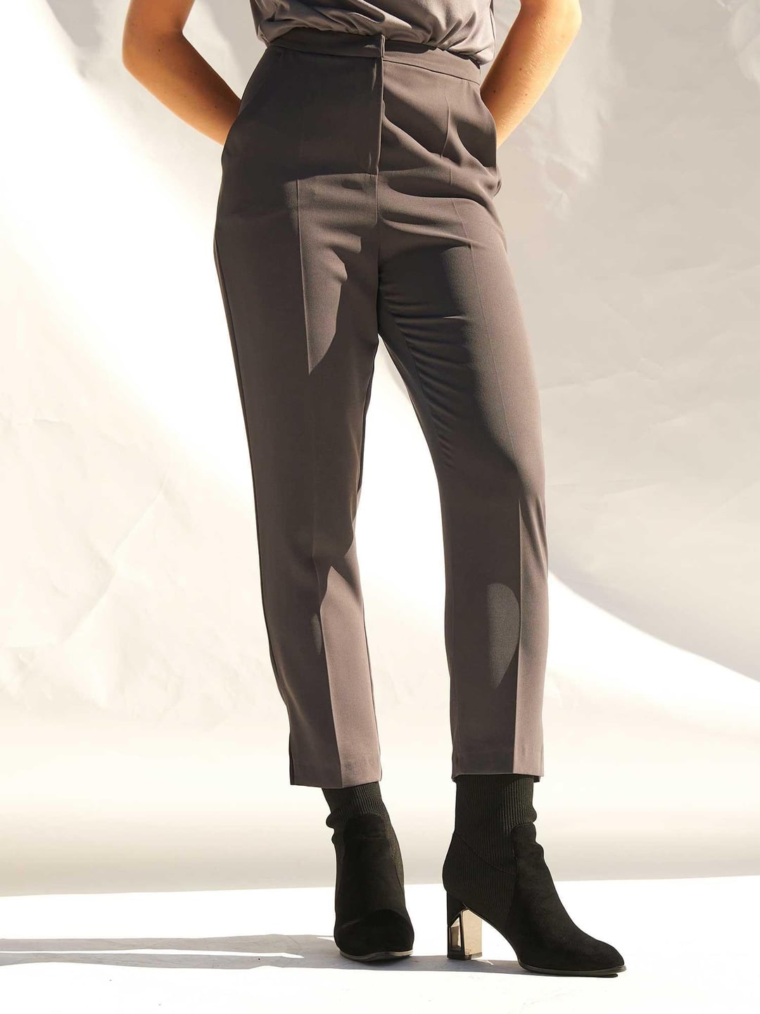 High-Waist Slit Detail Carrot Trousers - Lefon - by Peralane - photo 5