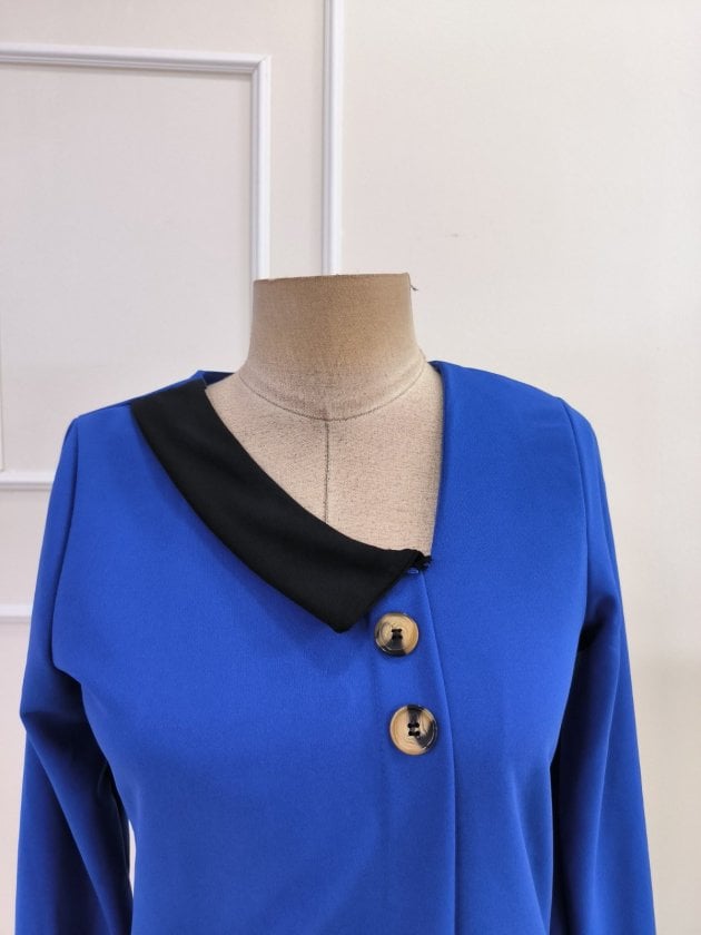 Women's Long-Sleeved Asymmetric Neckline Crepe Blouse with Buttons - Janes - by Peralane - photo 7