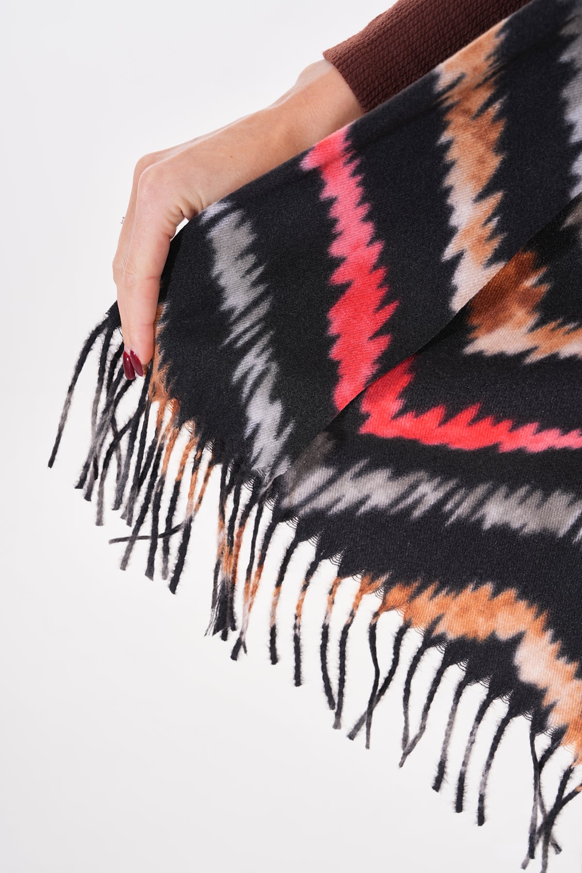 Zig-Zag Pattern Fringed Thick Scarf in Black - Nesvay - by Peralane - photo 5