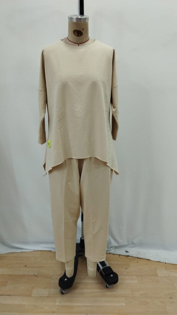 Women's Two-Piece Lounge Set in Beige with Badge Detail - Janes - by Peralane - photo 4