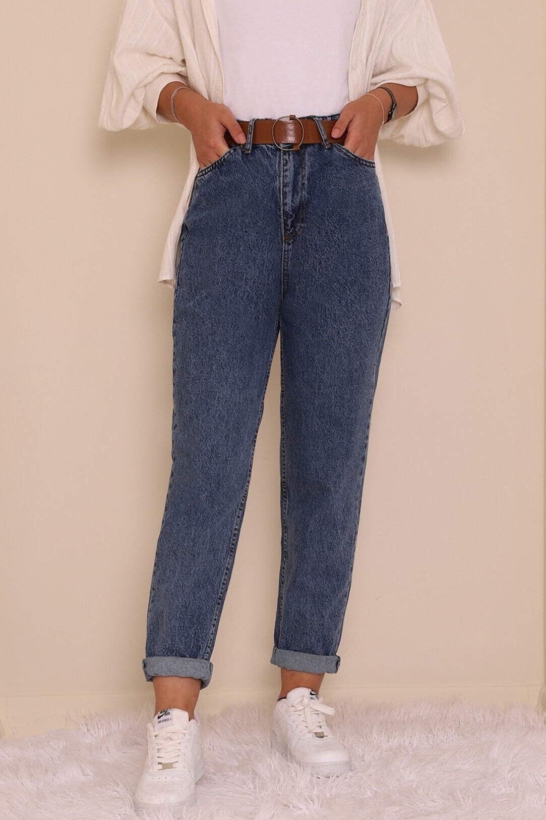High-Waisted Belted Jeans in Dark Blue - Podyumplus - by Peralane
