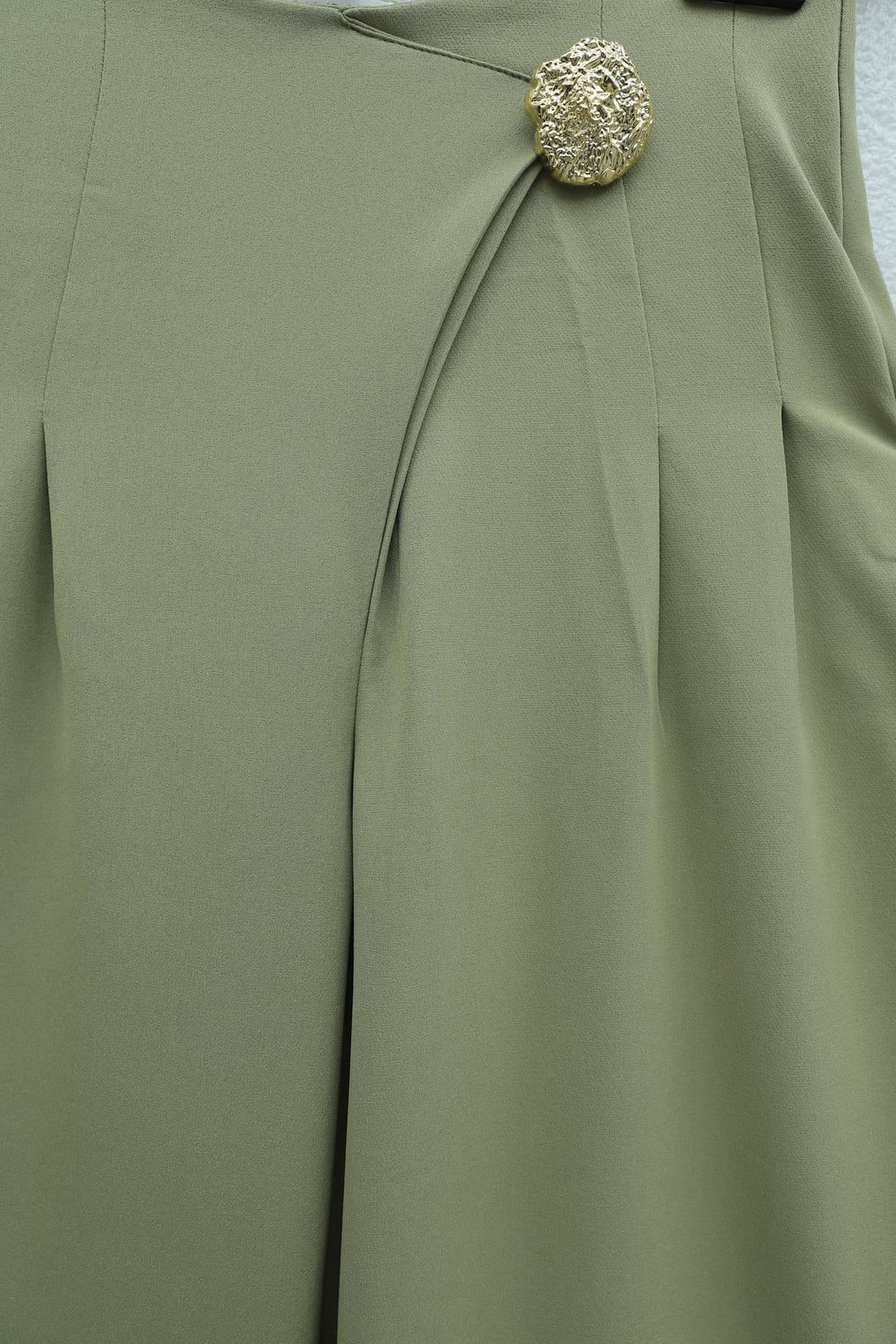 Light Green High Waist Wide Leg Crepe Trousers with Side Zip and Brooch Detail - Podyumplus - by Peralane - photo 4