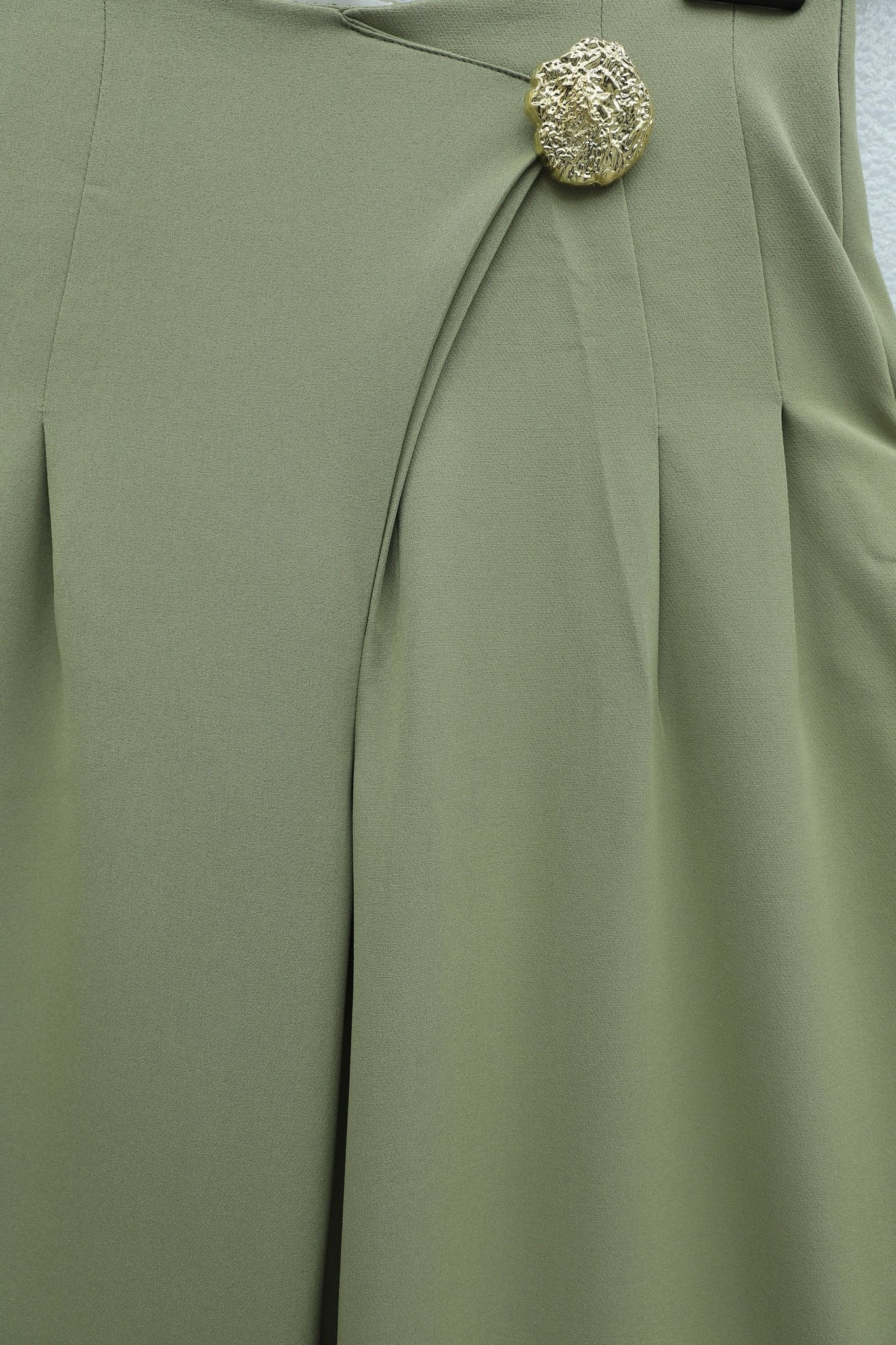 Light Green High Waist Wide Leg Crepe Trousers with Side Zip and Brooch Detail - Podyumplus - by Peralane - photo 4