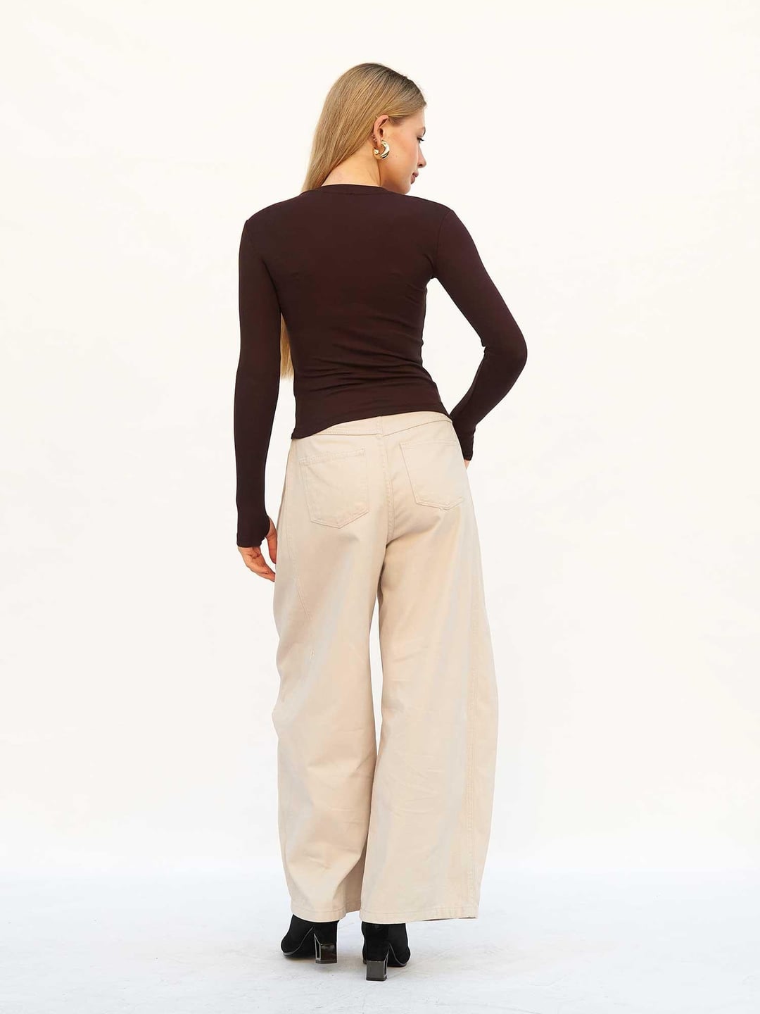 Women's Long-Sleeved Ribbed Knit T-Shirt with Thumbholes - Dark Brown - Lefon - by Peralane - photo 10