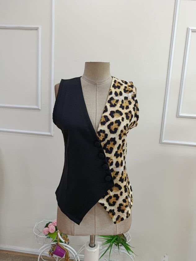 Women's Sleeveless V-Neck Buttoned Block Color Satin Vest - Janes - by Peralane - photo 4