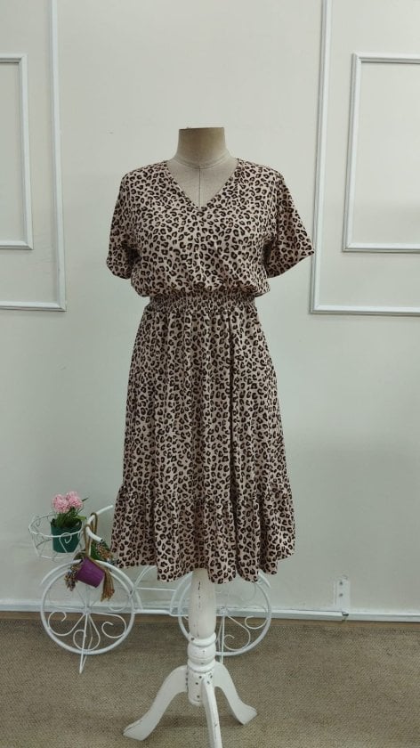 Women's V-Neck Short-Sleeve Smocked Waist Tiered Midi Dress with Leopard Print - Janes - by Peralane - photo 4