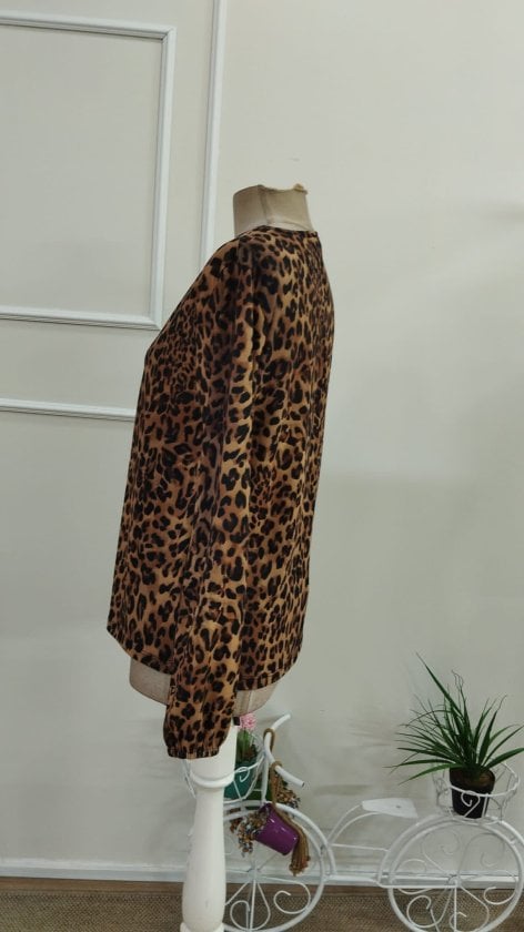 Women's Long-Sleeve V-Neck Leopard Print Blouse with Front Gathers - Janes - by Peralane - photo 6