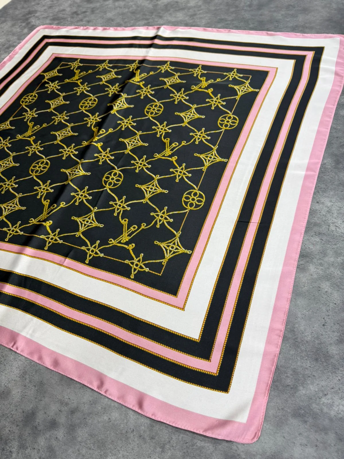Women's Patterned Square Scarf 90x90 cm - Nesvay - by Peralane - photo 3