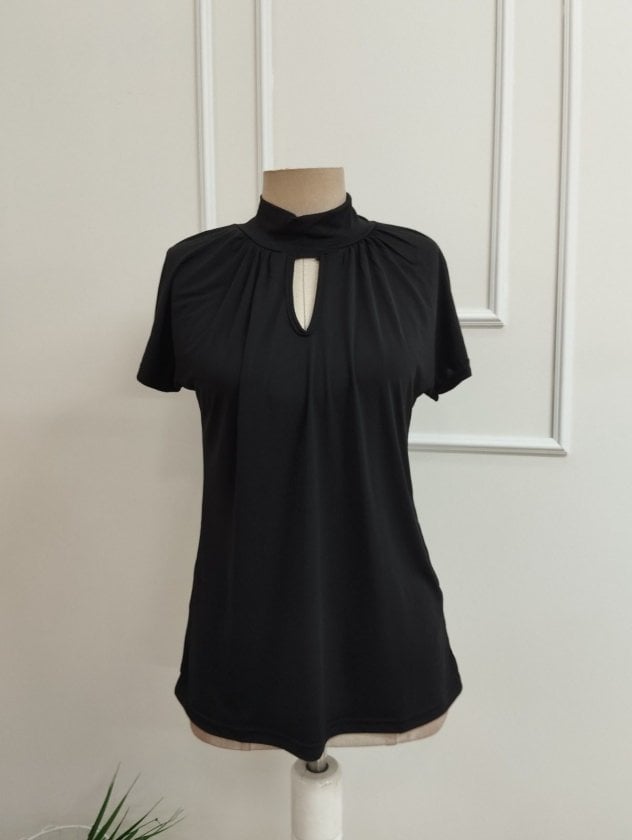 Women's Short-Sleeve Mock Neck Blouse with Keyhole Detail - Janes - by Peralane - photo 4