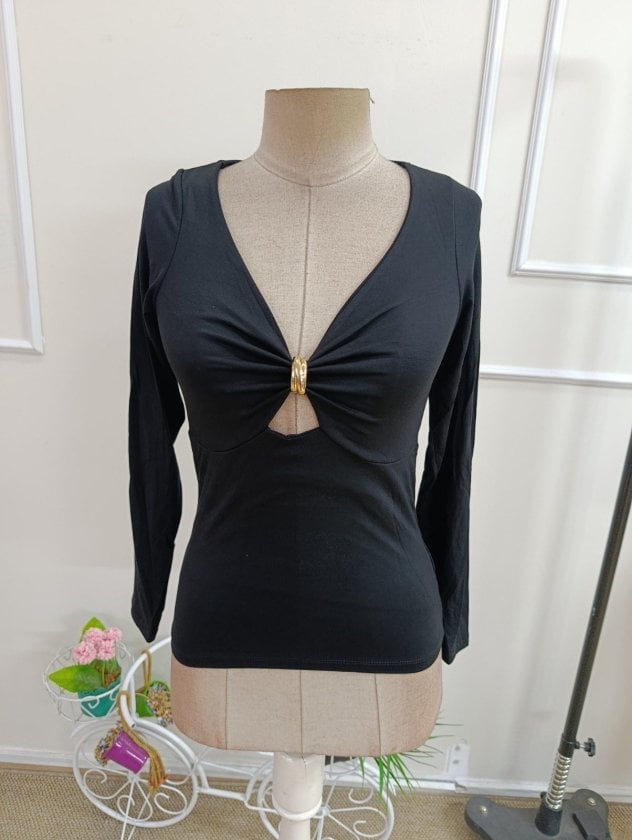 Women's Long-Sleeved V-Neck Knit Blouse with Gold-Tone Ring Detail - Janes - by Peralane - photo 4