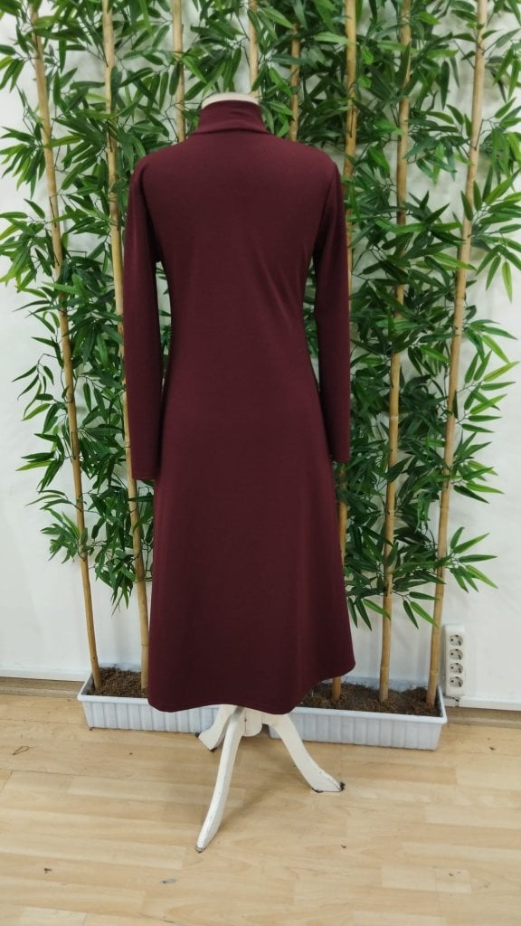 Women's Long-Sleeved Burgundy Turtleneck Midi Dress with Side Slit - Janes - by Peralane - photo 6