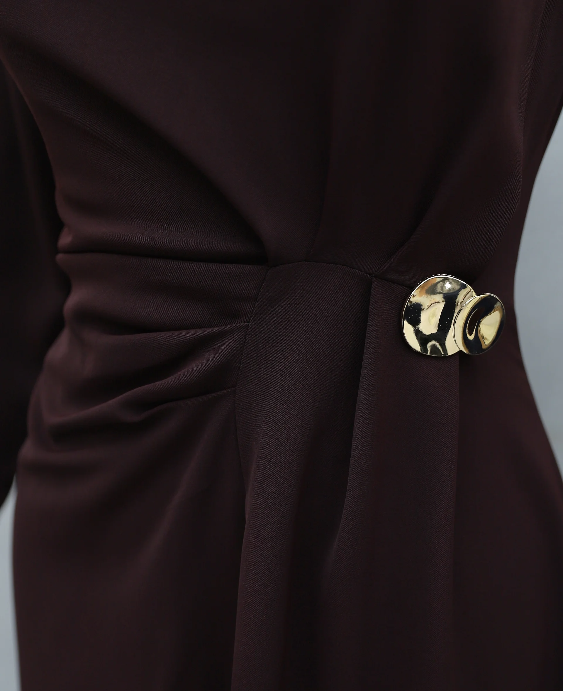 Maroon Double Crepe Dress with Pleated Shoulder and Brooch Detail - Podyumplus - by Peralane - photo 7