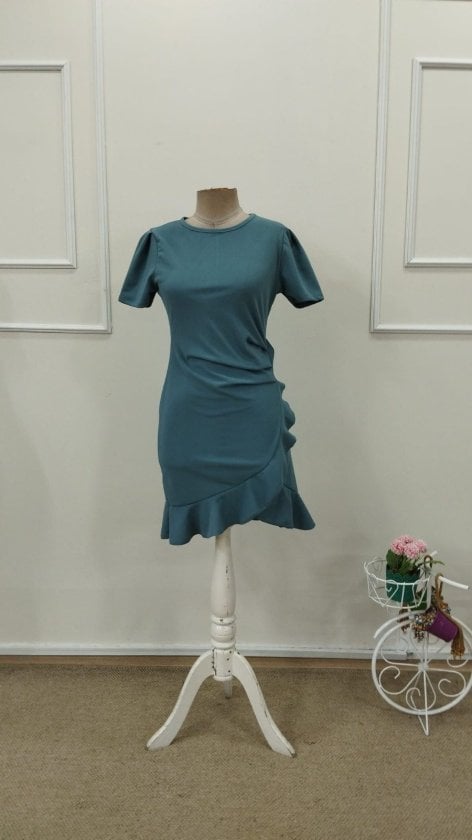 Women's Short-Sleeved Round Neck Crepe Dress with Front Ruffle - Janes - by Peralane - photo 4