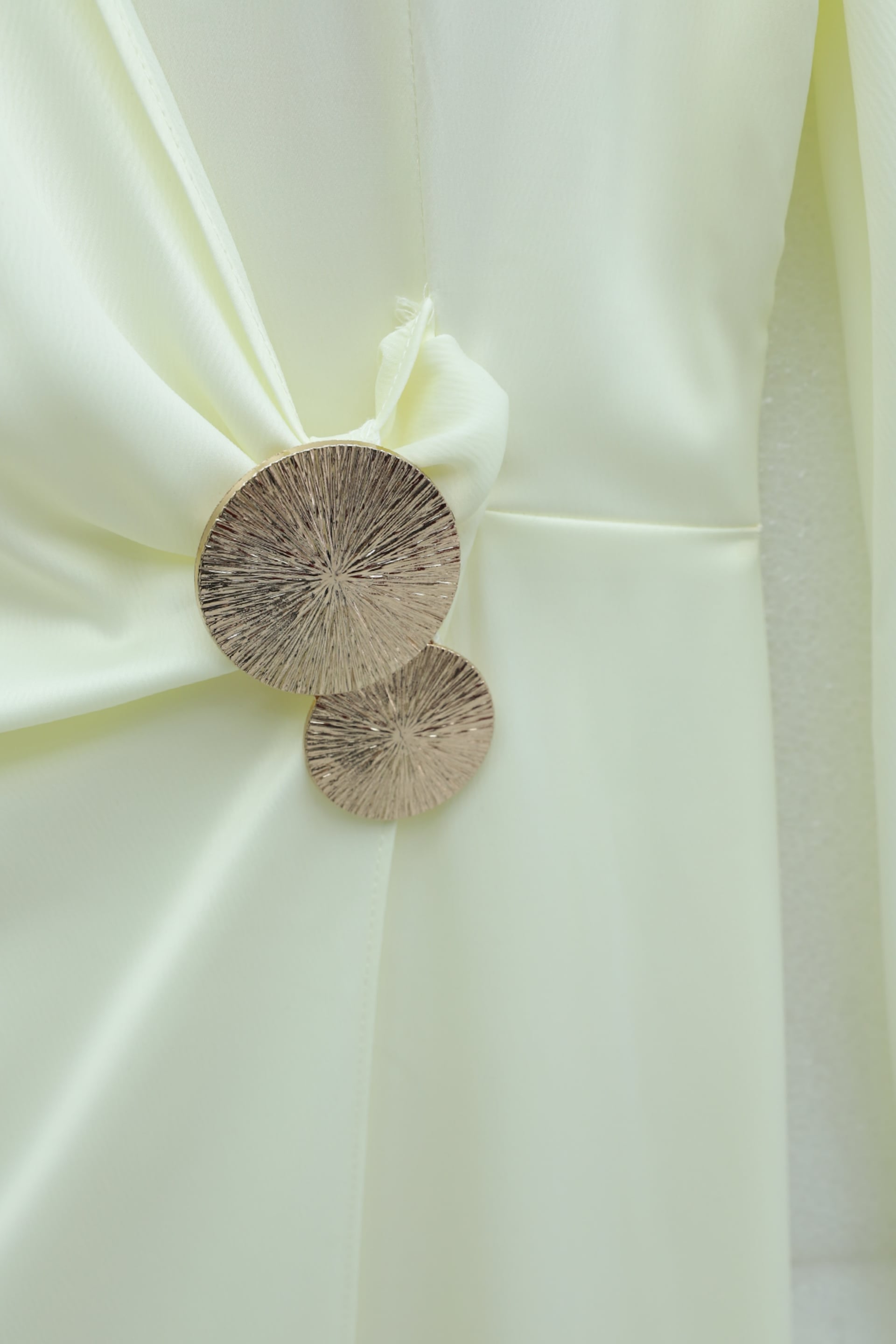 Ivory Satin Evening Dress with Buckle Detail and Asymmetric Sleeves - Podyumplus - by Peralane - photo 7