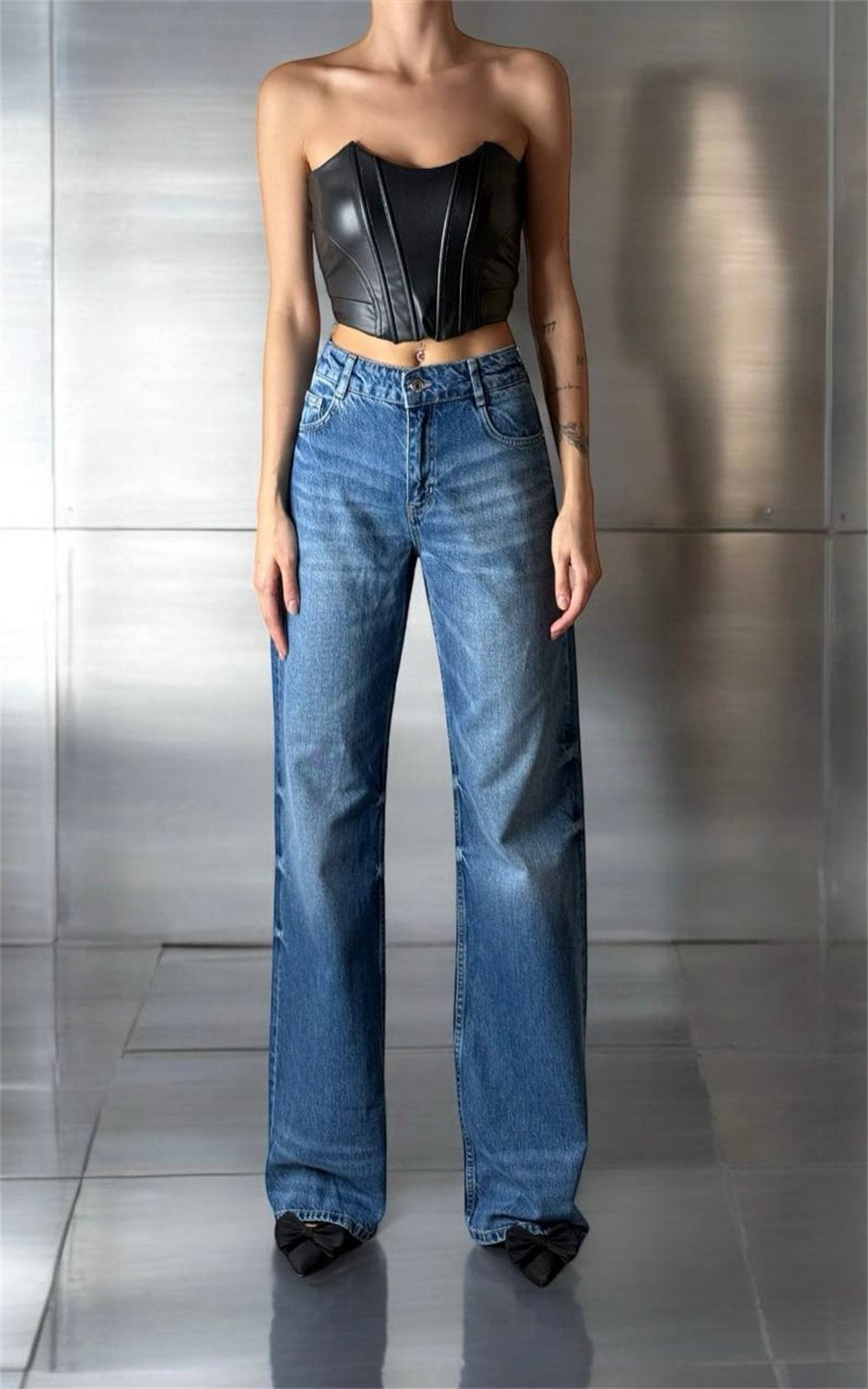 High Waist Baggy Flare Jeans in Medium Blue Wash - Lacarino Jeans - by Peralane - photo 3
