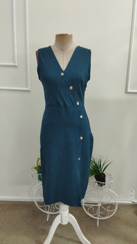 Women's Sleeveless V-Neck Faux Wrap Midi Dress with Buttons - Janes - by Peralane - photo 4