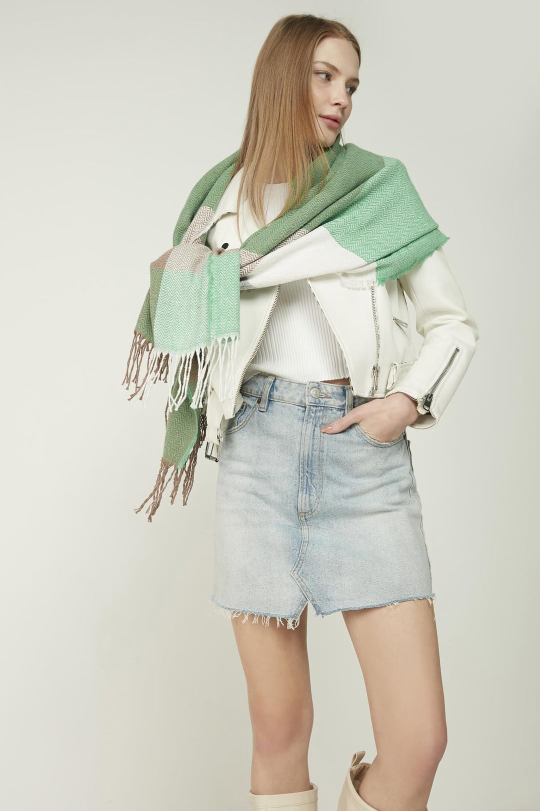Green Herringbone Scarf with Fringed Edges - Nesvay - by Peralane